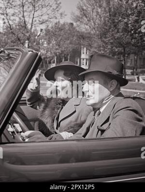 1930S ACCIDENT DE VOITURE TERRIFIÉ PEUR COUPLE HOMME ET FEMME ROULANT ENSEMBLE SIÈGE AVANT DE VOITURE CONVERTIBLE SUR LE POINT DE CRASH - M5472 HAR001 HARS CRI PEUR VÉHICULE SÉCURITÉ ACCIDENT VITESSE FEMMES MARIÉE CONJOINT MARI PASSAGER FEMMES PERSONNES AUTOMOBILE HOMMES RISQUE EFFRAYÉ EXPRESSIONS DE TRANSPORT B&W PARTENAIRE HORREUR ET AUTOMOBILE EXCITATION PUISSANTE ANTICIPATION TERREUR TERRIFIÉE AUTOMOBILES VÉHICULES PEUR TOGETHERNESS FEMMES ALARMÉES NOIR ET RACE BLANCHE HAR001 ANCIENNE Banque D'Images