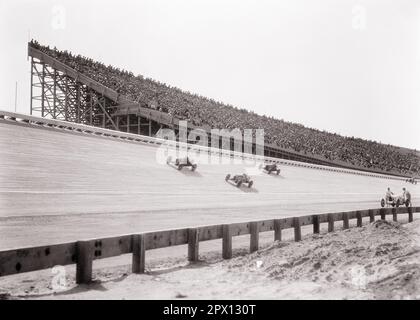 1930S TROIS VOITURES DE COURSE MIDGET SUR PISTE INCLINÉE QUI DÉPASSENT LA FOULE, HOMMES ET FEMMES, REGARDANT DANS UNE GRANDE TRIBUNE EN BOIS INCLINÉE - M915 HAR001 HARS FEMMES ASSEMBLÉE RURALE COPY ESPACE FEMMES MASSE AUTOMOBILES MÂLES ATHLÉTIQUE DIVERTISSEMENT TRANSPORT SPECTATEURS RASSEMBLEMENT B&W. AVENTURE GRAND ANGLE DANGEREUX ET AUTOMOS EXCITATION RÉCRÉATION INNOVATION DANS SUR LES OCCUPATIONS D'ATTRACTION PASSÉ VITESSE PROFESSIONNEL SPORTS CONCEPTUEL TRIBUNES AUTOMOBILES VÉHICULES DE LA TRIBUNE PANORAMIQUE RACEWAY INCLINÉ MIDGET THRONG PRÉSENCE NOIR ET BLANC HAR001 À L'ANCIENNE Banque D'Images