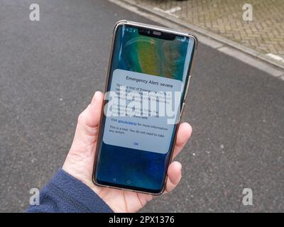 Le message d'alerte d'urgence envoyé aux résidents du Royaume-Uni le dimanche 23rd avril 2023, à Londres, au Royaume-Uni. Banque D'Images