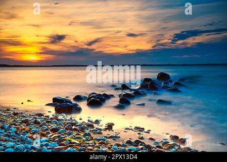 Coucher de soleil sur la plage de Niendorf sur la mer baltique Banque D'Images