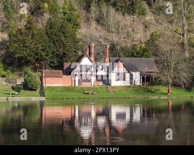 Spring Cottage, sur le terrain de Cliveden House, vue de l'autre côté de la Tamise à Maidenhead, Berkshire, Royaume-Uni. Banque D'Images