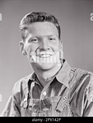 1940S PORTRAIT D'HOMME SOURIANT REGARDANT LA CAMÉRA AGRICULTEUR OUVRIER CONSTRUCTION COLLIER BLEU TRAVAILLEUR DANS HICKORY RAYURE BIB COMBINAISONS - P3040 HAR001 HARS CONTACT OEIL BONHEUR TÊTE ET ÉPAULES GAIES FERMIERS FIERTÉ PROFESSIONS SOURIRES JOYEUX SALOPETTE BIB COMBINAISON HICKORY JEUNE HOMME ADULTE NOIR ET BLANC CAUCASIEN ETHNIE HAR001 À L'ANCIENNE Banque D'Images