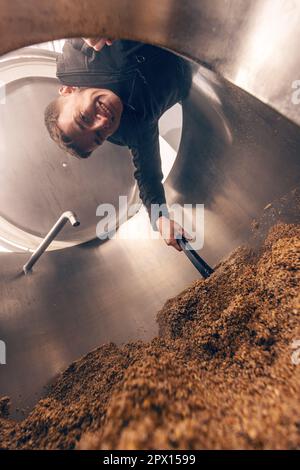 L'écrasement de graines de malt broyé pour la préparation du malt. Processus de grain d'orge de brasserie. Banque D'Images