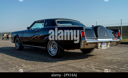 Un coupé de luxe personnel deux portes Lincoln Continental Mark III Vue arrière. Rencontre des fans de voitures rétro du bloc de l'est (Ostfahrzeugtreffen). Banque D'Images