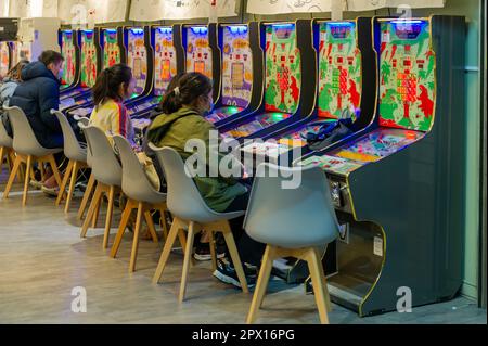 Se concentrer sur les jeux électroniques au marché nocturne de Ningxia, Taipei, Taïwan Banque D'Images