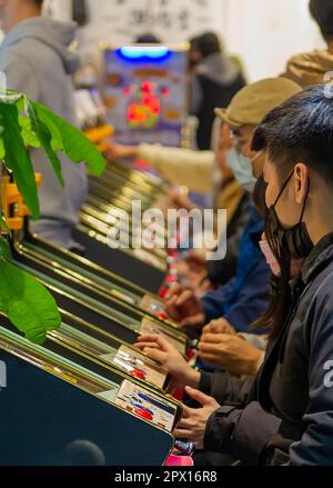 Se concentrer sur les jeux électroniques au marché nocturne de Ningxia, Taipei, Taïwan Banque D'Images