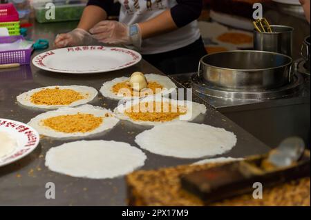 Faire des rouleaux de crème glacée Peanut sur Jiufen Old Street, Taïwan Banque D'Images