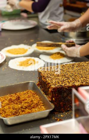 Faire des rouleaux de crème glacée Peanut sur Jiufen Old Street, Taïwan Banque D'Images