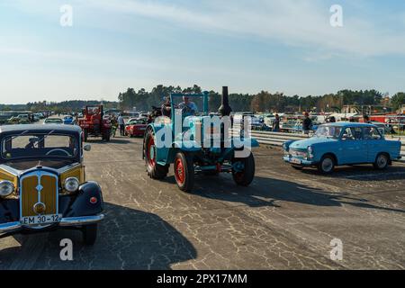 FINOWFURT, ALLEMAGNE - 22 AVRIL 2023 : Bulldog Tractor Lanz. Rencontre des fans de voitures rétro du bloc de l'est (Ostfahrzeugtreffen). Banque D'Images