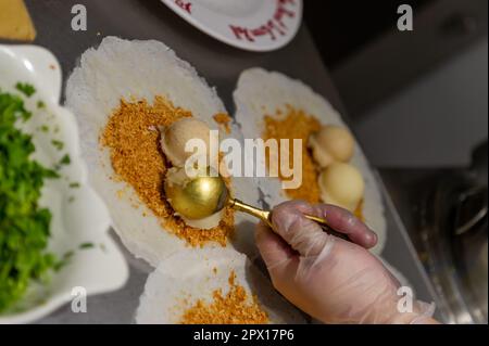 Faire des rouleaux de crème glacée Peanut sur Jiufen Old Street, Taïwan Banque D'Images