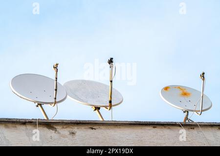 Antenne satellite domestique utilisée pour les émissions de télévision en Turquie Banque D'Images