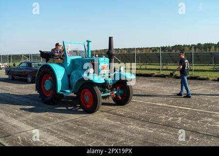 FINOWFURT, ALLEMAGNE - 22 AVRIL 2023 : Bulldog Tractor Lanz. Rencontre des fans de voitures rétro du bloc de l'est (Ostfahrzeugtreffen). Banque D'Images