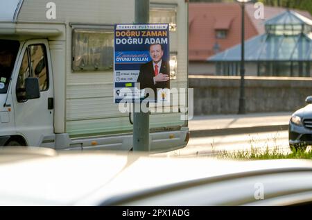 Nuremberg, Allemagne. 01st mai 2023. Des affiches pour l'élection présidentielle en Turquie sont accrochées à Frauentorgraben. Sur les affiches, Erdogan appelle les électeurs turcs à voter pour lui lors de l'élection sur 14 mai. Credit: Sven Grundmann/News5/dpa/Alay Live News Banque D'Images