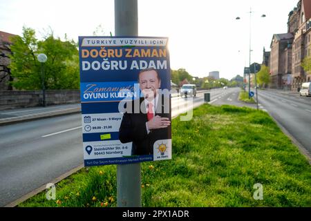 Nuremberg, Allemagne. 01st mai 2023. Des affiches pour l'élection présidentielle en Turquie sont accrochées à Frauentorgraben. Sur les affiches, Erdogan appelle les électeurs turcs à voter pour lui lors de l'élection sur 14 mai. Credit: Sven Grundmann/News5/dpa/Alay Live News Banque D'Images