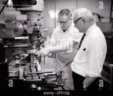 1960S 1970S DEUX HOMMES OUVRIERS ET SUPERVISEUR EFFECTUANT ET OBSERVANT UNE OPÉRATION SUR UNE FRAISEUSE VERTICALE - I5496 HAR001 HARS DEMI-PERSONNES HOMMES PROFESSION CADRES DIRIGEANTS B&W ÂGE MOYEN HOMME COLLIER BLEU COLS BLANC COMPÉTENCES PROFESSIONNELLES ET CARRIÈRES LEADERSHIP INNOVATION OPPORTUNITÉ DE TRAVAIL SUPERVISEUR AUTORITÉ EMPLOI PROFESSIONS BOSS CONNEXION SOUTIEN INFRASTRUCTURE EMPLOYÉS COOPÉRATION MANAGERS MOYEN-ADULTE MILIEU-ADULTE SOLUTIONS HOMME NOIR ET L'ETHNIE BLANCHE HAR001 LABRAING MINING OLD FASHIONED Banque D'Images