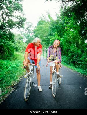 1980S COUPLE PLUS ÂGÉ À VÉLO DANS PARK HOMME PORTANT LE MAILLOT ROUGE FEMME REGARDANT L'APPAREIL PHOTO A DE LONGUES TRESSES TENANT JAUNE FLEURS - KB16554 PHT001 HARS COULEUR JAUNE AÎNÉS TEMPS VIEUX NOSTALGIE VIEILLE MODE RETRAITÉ 1 FORME PHYSIQUE ÉQUILIBRE SAIN JOIE HEUREUSE STYLE DE VIE FEMMES AÎNÉES MARIÉ VÉLO CONJOINT MARI SANTÉ COPIE ESPACE AMITIÉ PLEINE LONGUEUR FEMMES PERSONNES HOMMES RETRAITE HOMME SENIOR VÉLOS TRANSPORT SENIOR PARTENAIRE ADULTE VÉLOS CONTACT OCULAIRE SENIOR FEMME RETRAITÉ ACTIVITÉ BONHEUR PHYSIQUE VIEILLESSE OLDSTERS GAI OLDSTER FORCE RÉCRÉATION SOURIRES LES AÎNÉS ONT UNE FLEXIBILITÉ CONCEPTUELLE JOYEUSE Banque D'Images