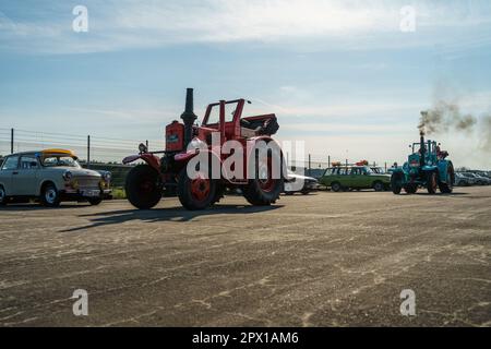 FINOWFURT, ALLEMAGNE - 22 AVRIL 2023 : Bulldog Tractor Lanz. Rencontre des fans de voitures rétro du bloc de l'est (Ostfahrzeugtreffen). Banque D'Images