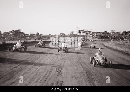 1940S TÊTE SUR LA PHOTO DE VOITURES DE COURSE DE VITESSE MIDGET SUR LA PISTE À LANGHORNE PA USA - M1897 HAR001 HARS ADULTE MOYEN-ADULTE HOMME MIDGET JEUNE ADULTE HOMME NOIR ET BLANC HAR001 OLD FASHIONED Banque D'Images