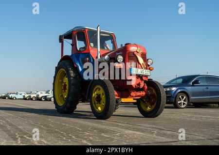 FINOWFURT, ALLEMAGNE - 22 AVRIL 2023 : famille de tracteurs RS14. Rencontre des fans de voitures rétro du bloc de l'est (Ostfahrzeugtreffen). Banque D'Images