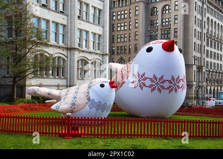 Liverpool, Merseyside, Royaume-Uni. 29th avril 2023. Soloveiko Songbird, connu sous le nom de Nightingale en anglais, est l'oiseau national de l'Ukraine. C'est un symbole de chant et de bonheur. 12 les oiseaux chanteurs de Soloveiko de différentes régions d'Ukraine sont à Liverpool pour apporter leur chanson au public de l'Eurovision. (Credit image: © Dave Rushen/SOPA Images via ZUMA Press Wire) USAGE ÉDITORIAL SEULEMENT! Non destiné À un usage commercial ! Banque D'Images