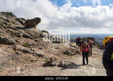 Los Gigantes, Cordoue, Argentine, 6 avril 2023 : groupe de randonneurs passant près d'une formation rocheuse connue sous le nom d'El pollito, qui sert de guide. Banque D'Images