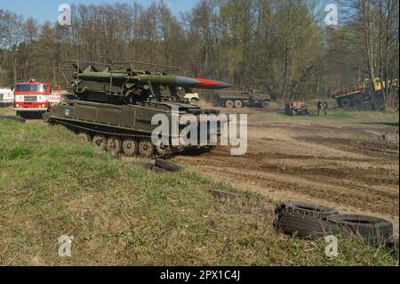 Système soviétique mobile de missiles sol-air 2K12 KUB. Rencontre des fans de voitures rétro du bloc de l'est (Ostfahrzeugtreffen). Banque D'Images