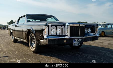 Un coupé de luxe personnel deux portes Lincoln Continental Mark III Rencontre des fans de voitures rétro du bloc de l'est (Ostfahrzeugtreffen). Banque D'Images