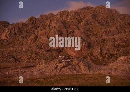 Lever du soleil à la Rotonda, point de départ pour les sentiers de randonnée à Los Gigantes, un massif de montagne à Sierras grandes, Cordoue, Argentine, un destination touristique Banque D'Images