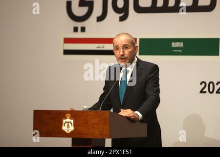 Amman, Jordanie. 1st mai 2023. Le ministre jordanien des Affaires étrangères, Ayman Safadi, prend la parole lors d'une conférence de presse après une réunion consultative sur la Syrie à Amman, en Jordanie, sur le 1 mai 2023. Les ministres des Affaires étrangères de la Jordanie, de l'Arabie saoudite, de l'Irak, de l'Égypte et de la Syrie se sont réunis lundi pour discuter d'une solution politique aux crises humanitaires, sécuritaires et politiques de la Syrie. Credit: Mohammad Abu Ghosh/Xinhua/Alamy Live News Banque D'Images