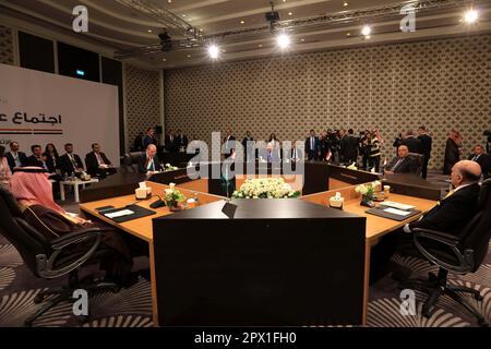 Amman, Jordanie. 1st mai 2023. Les ministres des Affaires étrangères de la Jordanie, de l'Arabie saoudite, de l'Irak, de l'Égypte et de la Syrie assistent à une réunion consultative sur la Syrie à Amman, en Jordanie, sur le 1 mai 2023. Les ministres des Affaires étrangères de la Jordanie, de l'Arabie saoudite, de l'Irak, de l'Égypte et de la Syrie se sont réunis lundi pour discuter d'une solution politique aux crises humanitaires, sécuritaires et politiques de la Syrie. Credit: Mohammad Abu Ghosh/Xinhua/Alamy Live News Banque D'Images