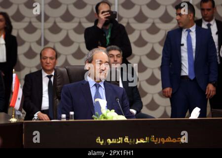 Amman, Jordanie. 1st mai 2023. Le ministre syrien des Affaires étrangères, M. Faisal Mekdad (Front), assiste à une réunion à Amman (Jordanie) sur le 1 mai 2023. Les ministres des Affaires étrangères de la Jordanie, de l'Arabie saoudite, de l'Irak, de l'Égypte et de la Syrie se sont réunis lundi pour discuter d'une solution politique aux crises humanitaires, sécuritaires et politiques de la Syrie. Credit: Mohammad Abu Ghosh/Xinhua/Alamy Live News Banque D'Images