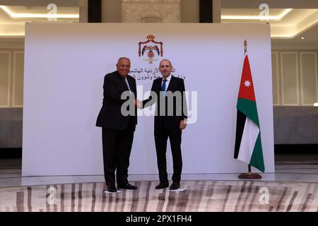 Amman, Jordanie. 1st mai 2023. Le ministre jordanien des Affaires étrangères, Ayman Safadi (R), a fait main-sur-la-main avec le ministre égyptien des Affaires étrangères, Sameh Shoukry, à Amman, en Jordanie, à propos du 1 mai 2023. Les ministres des Affaires étrangères de la Jordanie, de l'Arabie saoudite, de l'Irak, de l'Égypte et de la Syrie se sont réunis lundi pour discuter d'une solution politique aux crises humanitaires, sécuritaires et politiques de la Syrie. Credit: Mohammad Abu Ghosh/Xinhua/Alamy Live News Banque D'Images