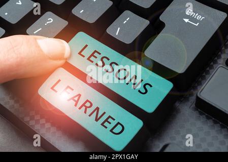 Légende conceptuelle leçons apprises, concept Internet promouvoir le partage et l'utilisation des connaissances issues de l'expérience Banque D'Images