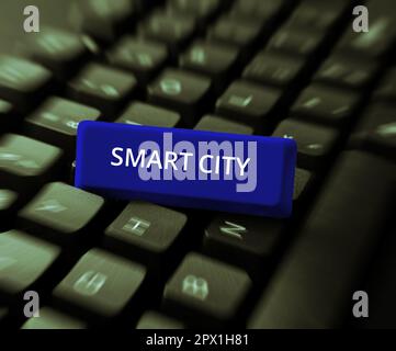 Affiche affichant Smart City, Word pour la zone urbaine qui utilise différents Internet des objets électroniques Banque D'Images