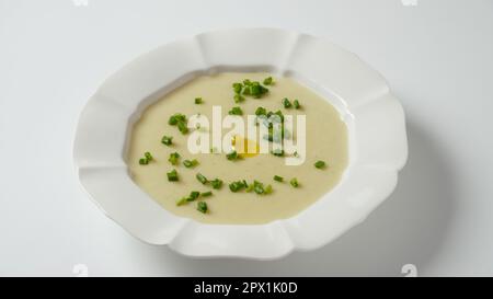 Vichyssoise, soupe traditionnelle française à la crème glacée - poireaux de pommes de terre et oignon recouvert de ciboulette hachée Banque D'Images