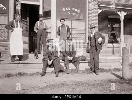 1890S DÉBUT DU SIÈCLE GROUPE D'HOMMES EN CHAPEAUX SUR LE STOOP AVANT DE SALOON - O3586 LEF001 HARS GROGNUP 6 ESPACE DE COPIE HORIZONTAL AMITIÉ DEMI-LONGUEUR PERSONNES SIX PERSONNES D'ÂGE MOYEN 1800S B&W HOMME D'ÂGE MOYEN CONTACT OCULAIRE MAMMIFÈRES 20TH CANINES DU SIÈCLE TOURNENT DU SIÈCLE DE SALOON LES PROFESSIONS LOCALES POOCH FRIENDLY MANLY MEMBRES STOOP DEVANT 20TH MEMBRE DE MAMMIFÈRE CANIN HOMME MOYEN-ADULTE HOMME MOYEN-ADULTE PERSONNES ADULTES RÉGULIER DE TOGETHERNESS NOIR ET BLANC DE L'ETHNIE CAUCASIENNE VÊTEMENTS DE TRAVAIL À L'ANCIENNE Banque D'Images