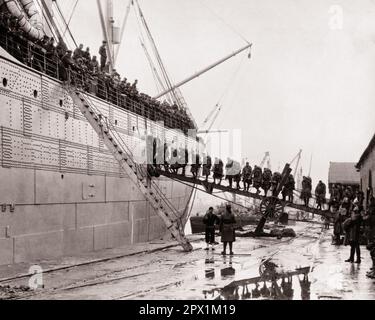1910S JANVIER 1919 LES TROUPES DE LA DIVISION AEF 87TH EMBARQUANT LE NAVIRE DE TRANSPORT MANCHURIA POUR LE RETOUR AUX ÉTATS-UNIS À SAINT NAZAIRE FRANCE - Q37549 CPC001 MARS JANVIER EXCITATION EXTÉRIEUR BAS ANGLE GUERRES MONDIALES GUERRE MONDIALE TROUPES DE LA DIVISION UNIFORMES FORCES CONCEPTUELLES ALLER À LA MAISON ST. AEF COOPÉRATION EXPÉDITIONNAIRE ADULTE MOYEN-ADULTE HOMME MOYEN-ADULTE RETOUR RETOUR ENSEMBLE GUERRE MONDIALE UN WW1 JEUNE HOMME ADULTE ALLIÉ NOIR ET BLANC VIEUX MODE Banque D'Images
