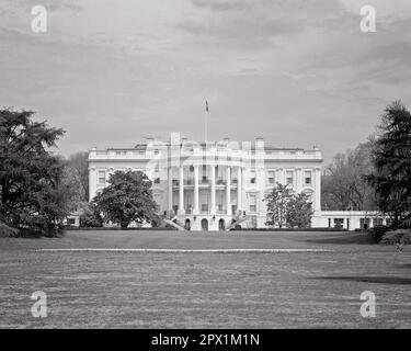 1950S VUE DU CÔTÉ SUD DU PORTIQUE INCURVÉ ET DE LA PELOUSE DE LA MAISON BLANCHE WASHINGTON DC USA - R3084 HAR001 HARS ET DISTRICT DE COLUMBIA DIRECTION EXTÉRIEURE BAS ANGLE COURBE FIERTÉ PRÉSIDENTIELLE MAISONS NÉOCLASSIQUES POLITIQUE CAPITAL CONCEPT VILLES CONCEPTUELLES OFFICIEL RÉSIDENCE SYMBOLIQUE LA MAISON BLANCHE CONCEPTS QUARTIER NOIR ET BLANC FÉDÉRAL HAR001 ANCIENNE REPRÉSENTATION PORTIQUE PALLADIENNE MAISON BLANCHE Banque D'Images