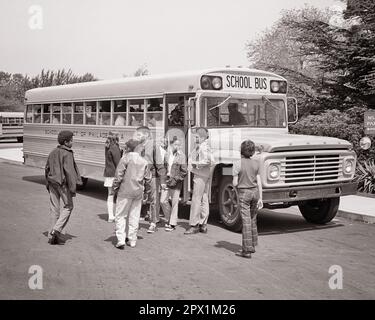 1970S DIVERS GROUPES D'ÉLÈVES DU SECONDAIRE SE TROUVANT DANS L'AUTOBUS SCOLAIRE - S18721 HAR001 HARS COPIER L'ESPACE AMITIÉ HOMMES PLEINE LONGUEUR ADOLESCENTE ADOLESCENTE GARÇON B&W TRISTESSE ÉCOLES 8 BONHEUR AVENTURE DÉCOUVERTE AFRO-AMÉRICAINS EXCITATION AFRO-AMÉRICAINE CONNAISSANCE ORIGINE ETHNIQUE NOIRE FIERTÉ OPPORTUNITÉ ÉLEVÉE ÉCOLES SECONDAIRES CONNEXION DIVERS COOPÉRATION VARIÉE HUIT JEUNES DE CROISSANCE NOIR ET BLANC CAUCASIEN ETHNIE HAR001 AFRO-AMÉRICAINS À L'ANCIENNE Banque D'Images