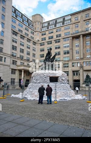 Liverpool, Merseyside, Royaume-Uni. 29th avril 2023. Les gens s'arrêtent et regardent le monument Nelson à Exchange Flags, Liverpool qui a été couvert dans 2 500 sacs de sable pour reproduire la façon dont les statues en Ukraine sont protégées contre le bombardement, Dans le cadre de l'EuroFestival devant le Concours Eurovision de la chanson qui a été remporté l'année dernière par l'Ukraine qui ne peuvent pas accueillir cette année consort en raison de la guerre en cours avec la Russie. (Credit image: © Dave Rushen/SOPA Images via ZUMA Press Wire) USAGE ÉDITORIAL SEULEMENT! Non destiné À un usage commercial ! Banque D'Images