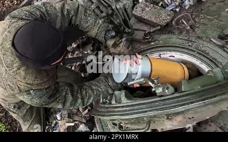 Lieu inconnu, Ukraine. 01st mai 2023. Les soldats russes des équipages de chars T-72B3 du sud du Maryland lancent les frappes sur des cibles ukrainiennes, à partir d'un emplacement inconnu sur 1 mai 2023. Photo du ministère russe de la Défense/UPI crédit: UPI/Alay Live News Banque D'Images