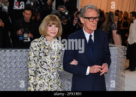 New York, États-Unis. 01st mai 2023. Anna Wintour et Bill Nighy marchent sur le tapis rouge au gala de 2023 du Metropolitan Museum of Art Costume Institute pour célébrer l'ouverture de l'exposition intitulée Karl Lagerfeld : une ligne de beauté qui s'est tenue au Metropolitan Museum of Art de New York, NY on 1 mai 2023. (Photo par Anthony Behar/Sipa USA) crédit: SIPA USA/Alay Live News Banque D'Images