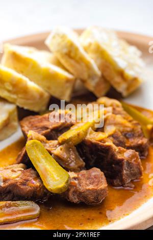 viande de bœuf avec sauce piquante et boulettes Banque D'Images