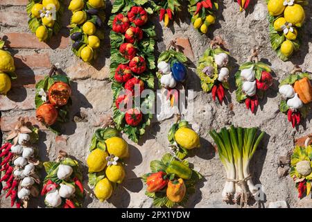 Collection de sculptures de légumes décoratifs en céramique vintage dans le sud de l'Italie - Sicile Banque D'Images