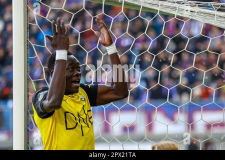 Oslo, Norvège, 1er mai 2023. Akor Adams tente de faire monter ses supporters dans le match entre Vålerenga et Lillestrøm au stade Intility. Crédit : Frode Arnesen/Alamy Live News Banque D'Images