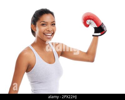 Shes en forme. Une magnifique jeune femme portant des gants de boxe. Banque D'Images