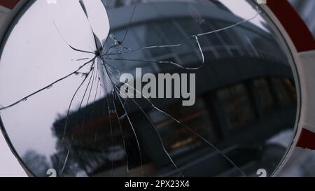 Miroir d'allée brisé avec reflet du bâtiment. Banque D'Images