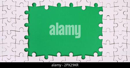 Cadrage dans la forme d'un rectangle, faite d'un puzzle blanc autour de l'espace vert Banque D'Images