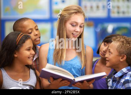 Lecture préparée en classe anglaise. Groupe d'apprenants lisant un livre en classe. Banque D'Images