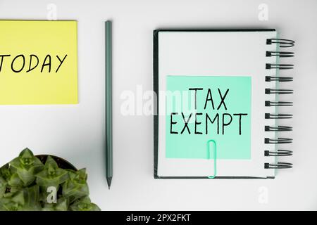 Écriture affichant le texte exemption d'impôt, Word pour le revenu ou les transactions qui sont exemptes d'impôts réduction de salaire Banque D'Images